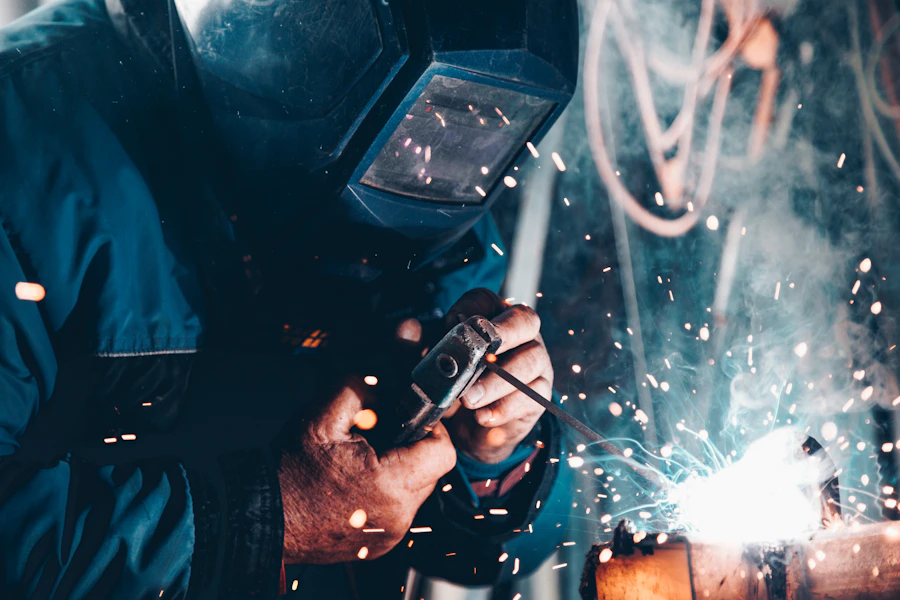 Linha de produção industrial com equipamentos automatizados e estruturas metálicas