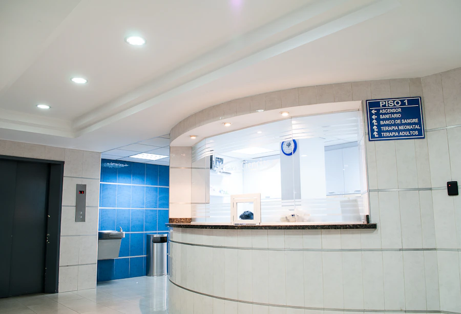 Corredor hospitalar amplo por onde circula uma plataforma móvel autônoma de transporte