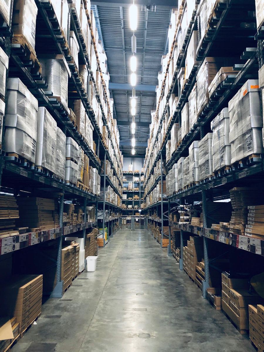 Centro de distribuição com prateleiras altas e sistema de movimentação de cargas